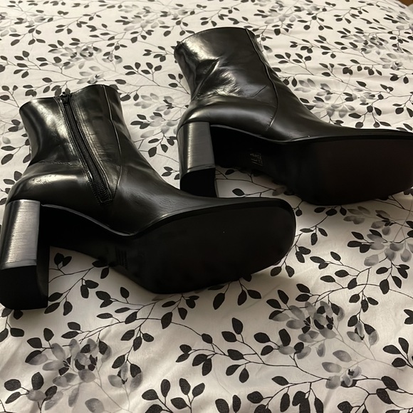 Kenneth Cole Black Boots - Picture 2 of 5